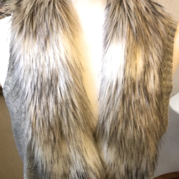 SKIES ARE BLUE  Open Front Waterfall Style Gray Knit Vest Faux Fur Trim Women Sm - Picture 6 of 16